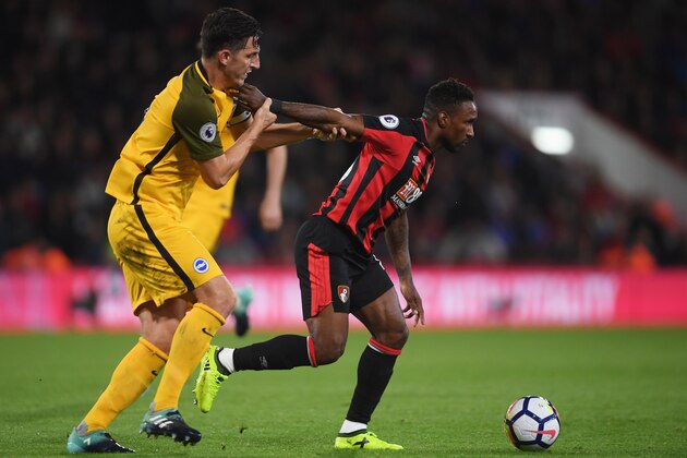 BOURNEMOUTH, ENGLAND - SEPTEMBER 15:  Jermain Defoe of AFC Bournemouth holds off Lewis Dunk of Brighton and Hove Albion during the Premier League match between AFC Bournemouth and Brighton and Hove Albion at Vitality Stadium on September 15, 2017 in Bournemouth, England.  (Photo by Mike Hewitt/Getty Images)