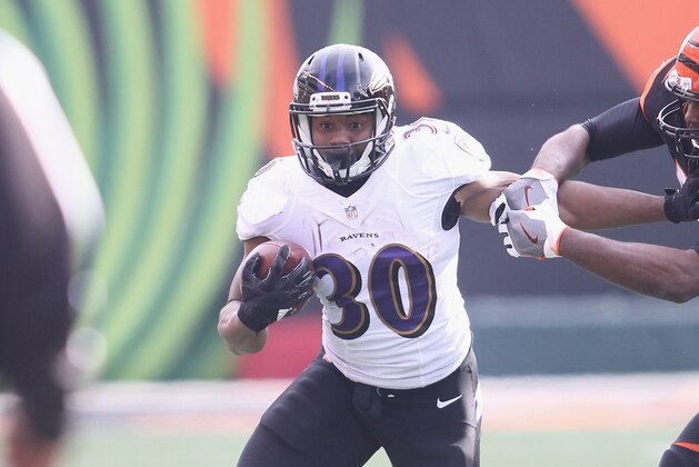 CINCINNATI, OH - JANUARY 01:  Kenneth Dixon #30 of the Baltimore Ravens runs the football upfield during the game against the Cincinnati Bengals at Paul Brown Stadium on January 1, 2017 in Cincinnati, Ohio.The Bengals defeated the Ravens 27-10.  (Photo by John Grieshop/Getty Images)