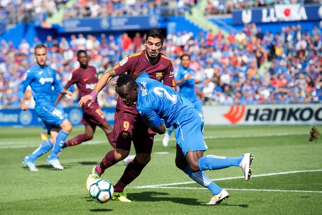 GETAFE, SPAIN - SEPTEMBER 16: Luis Suarez of FC Barcelona is tackled by Djene Dakonam Ortega of Getafe during the La Liga match between Getafe and Barcelona at Coliseum Alfonso Perez on September 16, 2017 in Getafe, . (Photo by Denis Doyle/Getty Images)