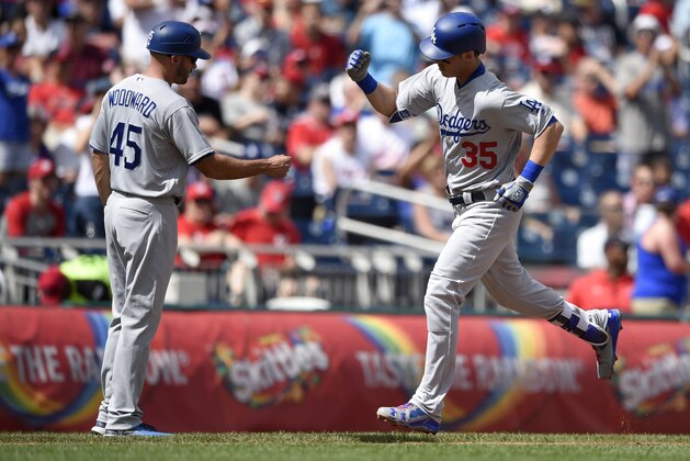 El jugador de los Dodgers, Cody Bellinger, derecha, recorre las bases tras batar un jonrón contra los Nacionales de Washington el sábado, 16 de septiembre de 2017, en Washington. (AP Foto/Nick Wass)