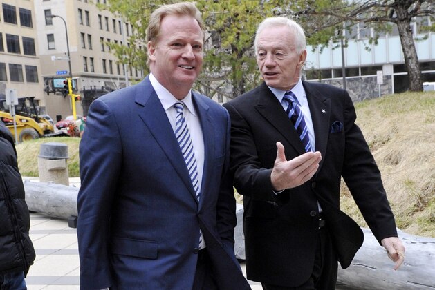 El comisionado de la NFL Roger Goodell, izquierda, habla con el dueño de los Cowboys de Dallas Jerry Jones el martes 19 de abril de 2011 en Minneapolis, antes de una reunión con representantes de los jugadores de la liga. (Foto AP/Jim Mone)