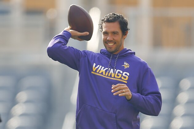 Minnesota Vikings quarterback Sam Bradford (8) tosses a football dueing warmup time before an NFL football game against the Pittsburgh Steelers, Sunday, Sept. 17, 2017, in Pittsburgh. (AP Photo/Keith Srakocic)