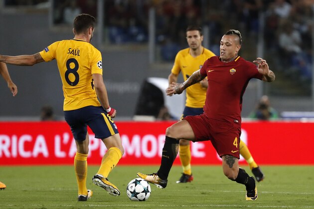 ROME, ITALY - SEPTEMBER 12: Saul Niguez of Atletico Madrid and Radja Nainggolan of Rom battle for the ball during the UEFA Champions League group C match between AS Roma and Atletico Madrid at Stadio Olimpico on September 12, 2017 in Rome, Italy. (Photo by TF-Images/TF-Images via Getty Images)