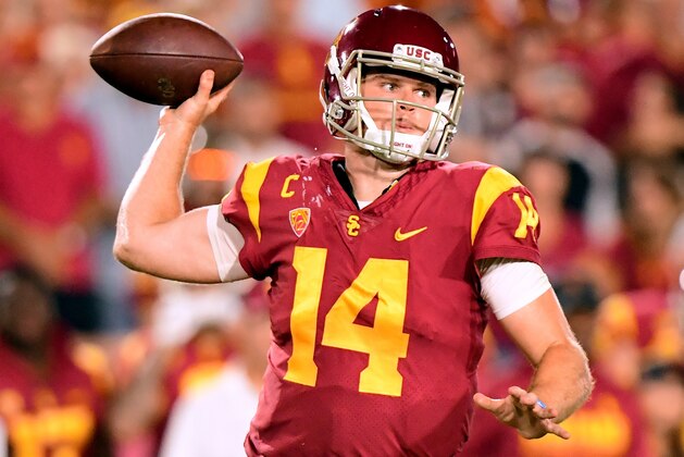 LOS ANGELES, CA - SEPTEMBER 16:  Sam Darnold #14 of the USC Trojans makes a pass during the fourth quarter against the Texas Longhorns at Los Angeles Memorial Coliseum on September 16, 2017 in Los Angeles, California.  (Photo by Harry How/Getty Images)