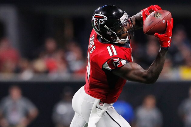ATLANTA, GA - SEPTEMBER 17:  Julio Jones #11 of the Atlanta Falcons makes a reception during the first half against the Green Bay Packers at Mercedes-Benz Stadium on September 17, 2017 in Atlanta, Georgia.  (Photo by Kevin C. Cox/Getty Images)