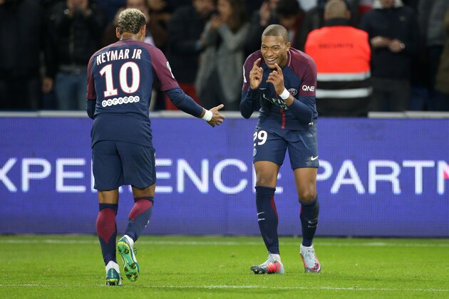PARIS, FRANCE - SEPTEMBER 17: Kylian Mbappe of PSG celebrates his goal with Neymar Jr during the French Ligue 1 match between Paris Saint Germain (PSG) and Olympique Lyonnais (OL) at Parc des Princes on September 17, 2017 in Paris, . (Photo by Jean Catuffe/Getty Images)