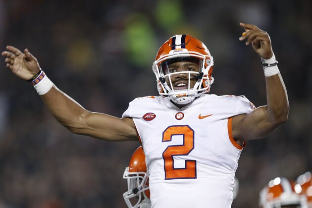 LOUISVILLE, KY - SEPTEMBER 16: Kelly Bryant #2 of the Clemson Tigers celebrates after rushing for an eight-yard touchdown in the first quarter of a game against the Louisville Cardinals at Papa John's Cardinal Stadium on September 16, 2017 in Louisville, Kentucky. (Photo by Joe Robbins/Getty Images)