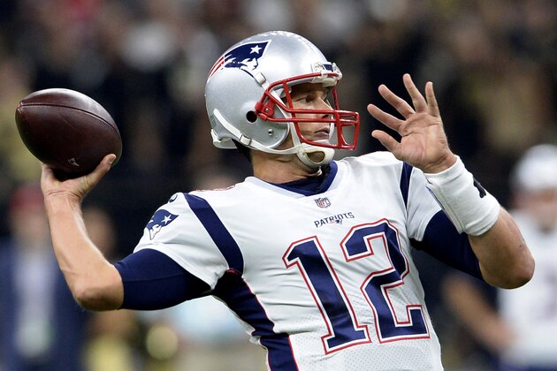 Tom Brady, quarterback de los Patriots de Nueva Inglaterra, lanza un pase en la primera mitad del partido ante los Saints de Nueva Orleáns, el domingo 17 de septiembre de 2017 (AP Foto/Bill Feig)