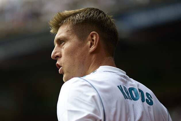 MADRID, SPAIN - SEPTEMBER 09:  Toni Kroos of Real Madrid looks on during the La Liga match between Real Madrid and Levante at Estadio Santiago Bernabeu on September 9, 2017 in Madrid, Spain.  (Photo by Manuel Queimadelos Alonso/Getty Images)