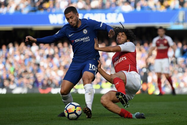 LONDON, ENGLAND - SEPTEMBER 17:  Eden Hazard of Chelsea and Mohamed Elneny of Arsenal battle for possession during the Premier League match between Chelsea and Arsenal at Stamford Bridge on September 17, 2017 in London, England.  (Photo by Mike Hewitt/Getty Images)