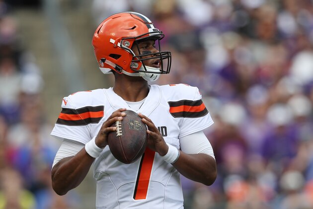 BALTIMORE, MD - SEPTEMBER 17: Quarterback DeShone Kizer #7 of the Cleveland Browns passes against the Baltimore Ravens in the first quarter at M&T Bank Stadium on September 17, 2017 in Baltimore, Maryland.  (Photo by Patrick Smith/Getty Images)