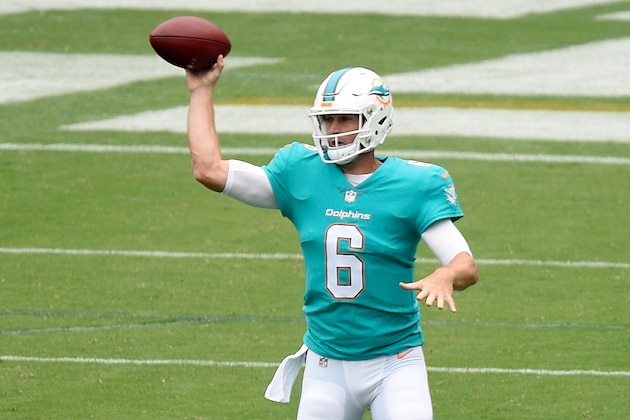 CARSON, CA - SEPTEMBER 17:  Jay Cutler #6 of the Miami Dolphins throwa  Paa during the game against the Los Angeles Chargers at the StubHub Center on September 17, 2017 in Carson, California.  (Photo by Kevork Djansezian/Getty Images)