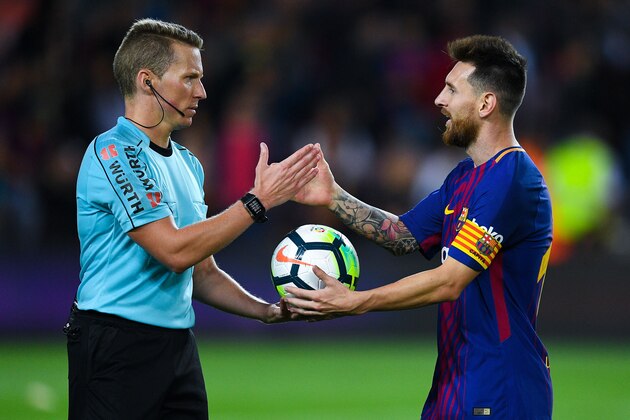 BARCELONA, SPAIN - SEPTEMBER 19: The referee Alejandro Jose Hernandez Hernandez gives the ball to Lionel Messi of FC Barcelona atg the end of the La Liga match between Barcelona and SD Eibar at Camp Nou on September 19, 2017 in Barcelona, Spain.  (Photo by David Ramos/Getty Images)