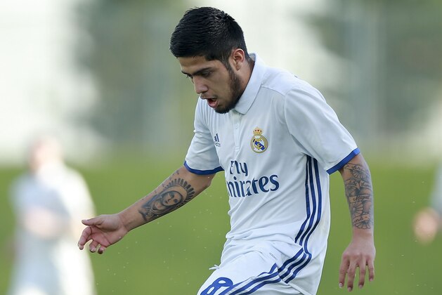 MADRID, SPAIN - MARCH 08: Sergio Diaz of Real Madrid CF controls the ball during the UEFA Youth League Quarter Final match between Real Madrid CF and AFC Ajax at Estadio Alfredo Di Stefano on March 8, 2017 in Madrid, Spain.  (Photo by Gonzalo Arroyo Moreno/Getty Images)