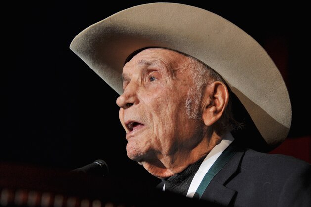 NEW YORK, NY - SEPTEMBER 24:  Retired professional boxer and former World Middleweight Champion Jake LaMotta speaks onstage at the 27th Annual Great Sports Legends Dinner to benefit the Buoniconti Fund to Cure Paralysis at The Waldorf=Astoria on September 24, 2012 in New York City.  (Photo by Theo Wargo/Getty Images for The Buoniconti Fund To Cure Paralysis)