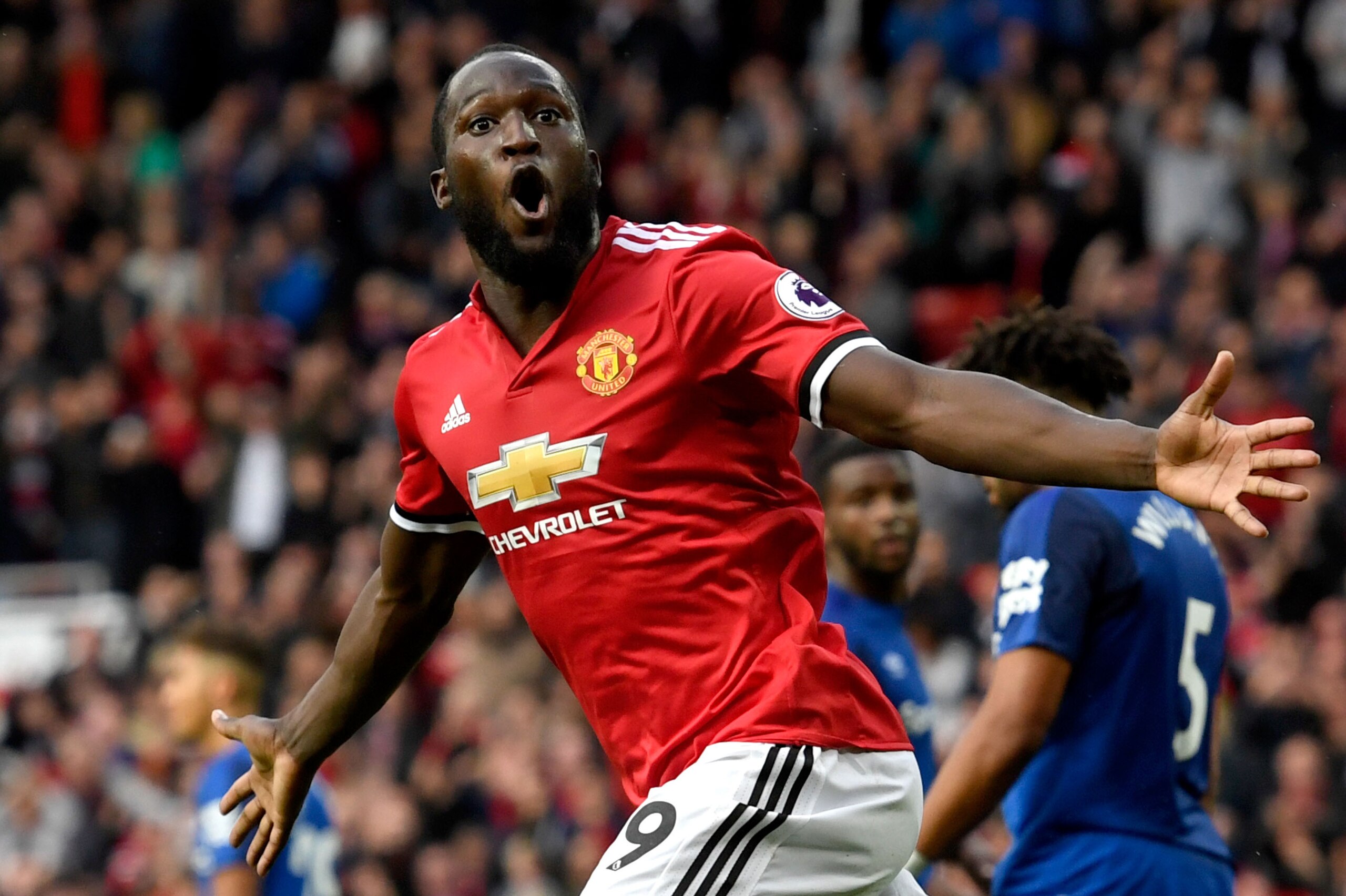 MANCHESTER, ENGLAND - SEPTEMBER 17:  Romelu Lukaku of Manchester United celebrates scoring his sides third goal during the Premier League match between Manchester United and Everton at Old Trafford on September 17, 2017 in Manchester, England.  (Photo by Stu Forster/Getty Images)