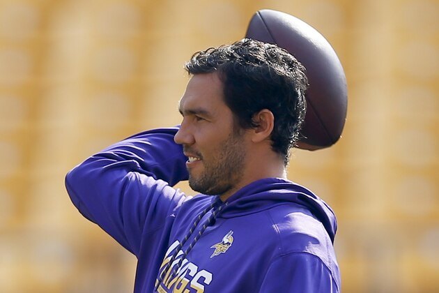 Minnesota Vikings quarterback Sam Bradford (8) tosses a football dueing warmup time before an NFL football game against the Pittsburgh Steelers, Sunday, Sept. 17, 2017, in Pittsburgh. (AP Photo/Keith Srakocic)