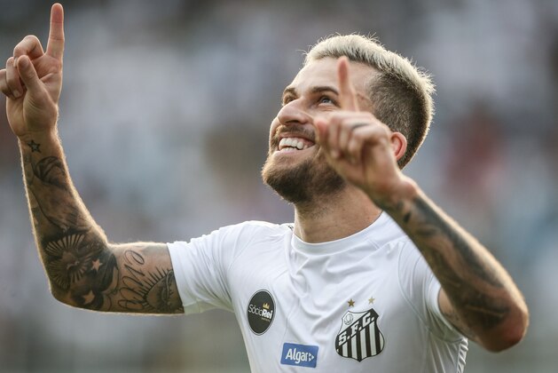 SANTOS, BRAZIL - SEPTEMBER 10: Lucas Lima #10 of Santos celebrates his goal during the match between Santos and Corinthians as a part of Campeonato Brasileiro 2017 at Vila Belmiro Stadium on September 10, 2017 in Santos, Brazil. (Photo by Ricardo Nogueira/Getty Images)
