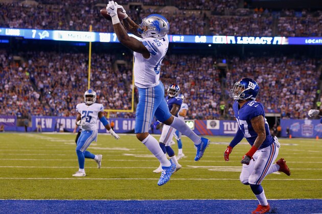 EAST RUTHERFORD, NJ - SEPTEMBER 18:  (NEW YORK DAILIES OUT)   Eric Ebron #85 of the Detroit Lions hauls in a touchdown reception against Darian Thompson #27 of the New York Giants on September 18, 2017 at MetLife Stadium in East Rutherford, New Jersey. The Lions defeated the Giants 24-10.  (Photo by Jim McIsaac/Getty Images)
