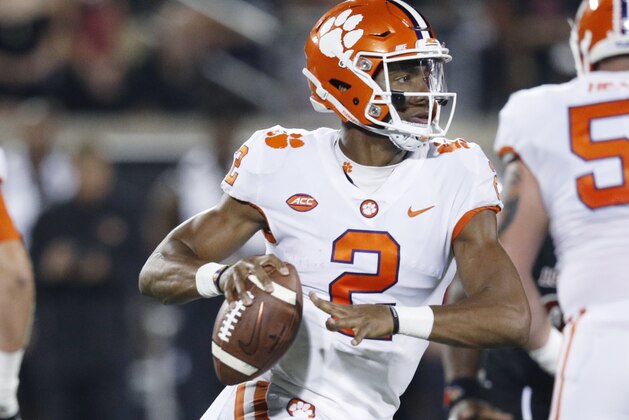 LOUISVILLE, KY - SEPTEMBER 16: Kelly Bryant #2 of the Clemson Tigers throws a pass during a game against the Louisville Cardinals at Papa John's Cardinal Stadium on September 16, 2017 in Louisville, Kentucky. Clemson won 47-21. (Photo by Joe Robbins/Getty Images)