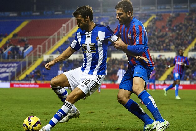 VALENCIA, SPAIN - DECEMBER 20:  Nikos (R) of Levante competes for the ball with Xabi Prieto of Real Sociedad during the La Liga match between Levante UD and Real Sociedad de Futbol at Ciutat de Valencia on December 20, 2014 in Valencia, Spain.  (Photo by Manuel Queimadelos Alonso/Getty Images)