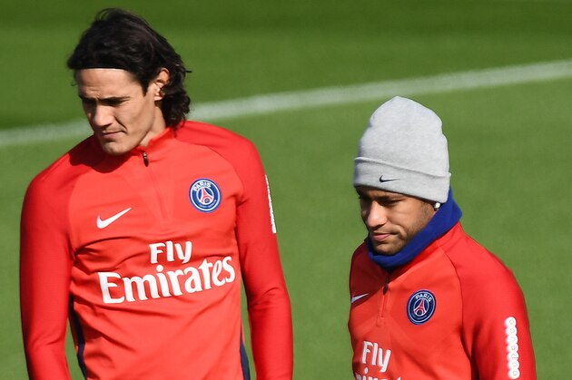 Paris Saint-Germain's Brazilian forward Neymar (L) and Paris Saint-Germain's Uruguayan forward Edinson Cavani attend a training session at the club's training center in Saint-Germain-en-Laye on September 21, 2017. / AFP PHOTO / FRANCK FIFE        (Photo credit should read FRANCK FIFE/AFP/Getty Images)