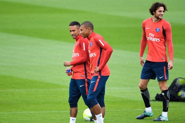 Paris Saint-Germain's Brazilian forward Neymar (L) talk to Paris Saint-Germain's French forward Kylian Mbappe (C) next to Paris Saint-Germain's French midfielder Adrien Rabiot, during a training session at the club's training centre in Saint-Germain-en-Laye, near Paris, on September 6, 2017. / AFP PHOTO / CHRISTOPHE SIMON        (Photo credit should read CHRISTOPHE SIMON/AFP/Getty Images)