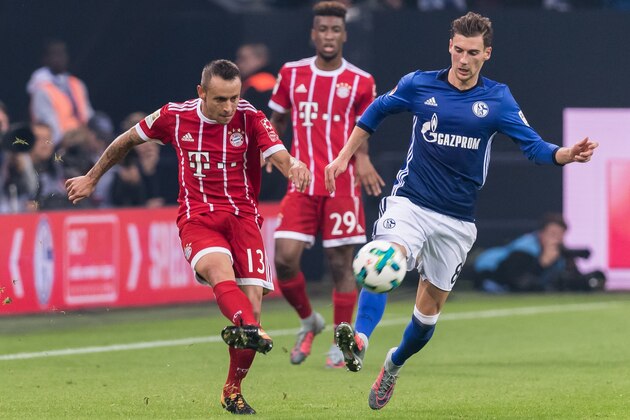 (L-R) goalkeeper Manuel Neuer of FC Bayern Munich§3, Leon Goretzka of FC Schalke 04 during the Bundesliga match between Schalke 04 and Bayern Munich on September 19, 2017 at the VELTINS-Arena in Gelsenkirchen, Germany(Photo by VI Images via Getty Images)