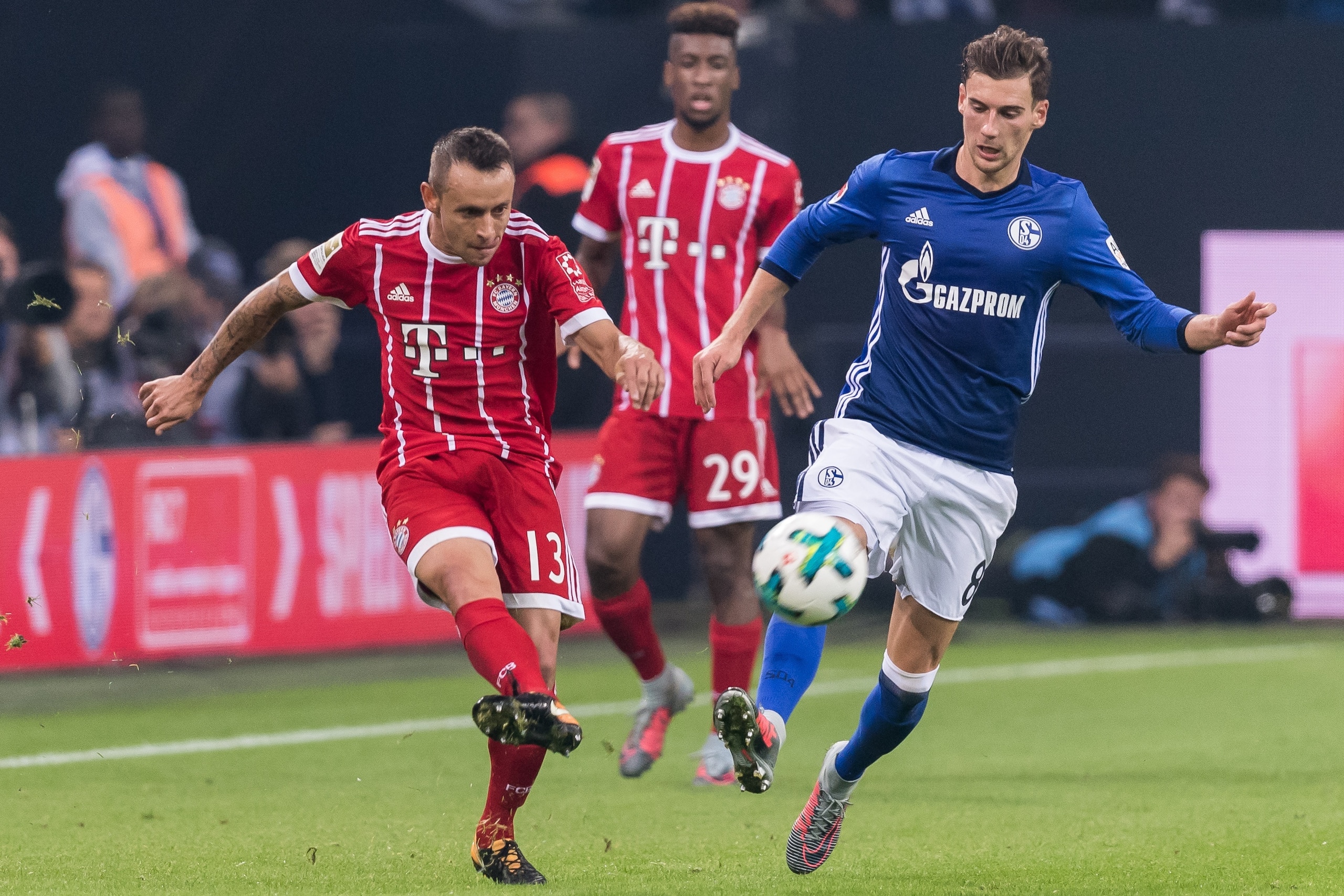 (L-R) goalkeeper Manuel Neuer of FC Bayern Munich§3, Leon Goretzka of FC Schalke 04 during the Bundesliga match between Schalke 04 and Bayern Munich on September 19, 2017 at the VELTINS-Arena in Gelsenkirchen, Germany(Photo by VI Images via Getty Images)