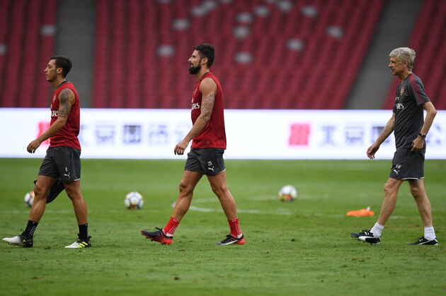 Arsenal players Mesut Ozil (L), Olivier Giroud (C) and coach Arsene Wenger take part in a football training session in Beijing's National Stadium, known as the Bird's Nest, on July 21, 2017.
Arsenal will play Chelsea at the Bird's Nest on July 22. / AFP PHOTO / GREG BAKER        (Photo credit should read GREG BAKER/AFP/Getty Images)
