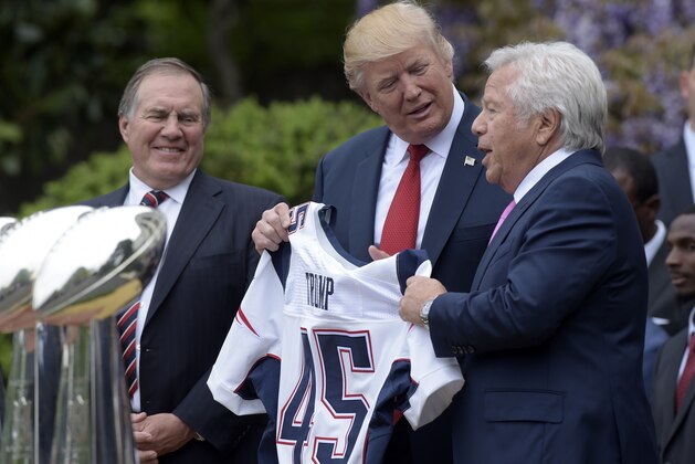 En esta imagen del 19 de abril de 2017, el presidente Donald Trump recibe un jersey de los Patriots de Nueva Inglaterra de parte del propietario de los Patriots Robert Kraft, a la derecha, y el coach Bill Belichick, durante una ceremonia en la Casa Blanca, en Washington, en donde los Patriots fueron recibidos por su triunfo en el Super Bowl LI. Además de la camiseta, el equipo confirmó el martes 22 de agosto de 2017 que después de la visita del equipo, Kraft decidió mandar a hacer un anillo de Super Bowl para Trump. (AP Foto/Susan Walsh, Archivo)