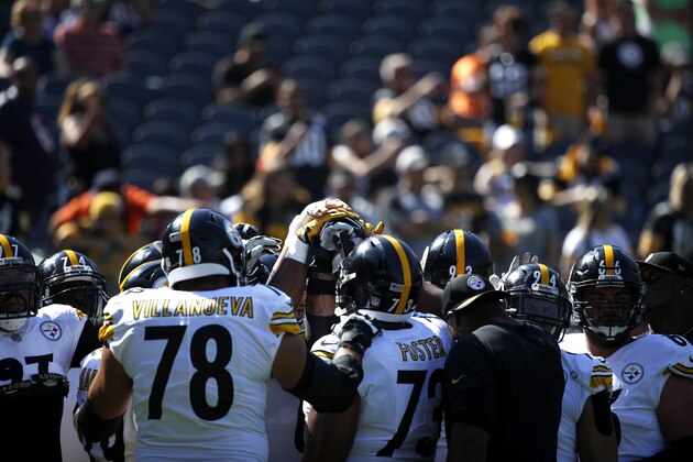 CHICAGO, IL - SEPTEMBER 24:  The Pittsburgh Steelers huddle up during warm-ups prior to the game against the Chicago Bears at Soldier Field on September 24, 2017 in Chicago, Illinois.  (Photo by Joe Robbins/Getty Images)