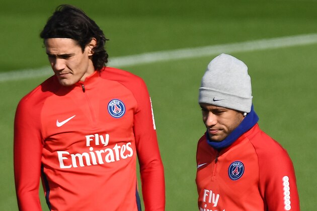 Paris Saint-Germain's Brazilian forward Neymar (L) and Paris Saint-Germain's Uruguayan forward Edinson Cavani attend a training session at the club's training center in Saint-Germain-en-Laye on September 21, 2017. / AFP PHOTO / FRANCK FIFE        (Photo credit should read FRANCK FIFE/AFP/Getty Images)