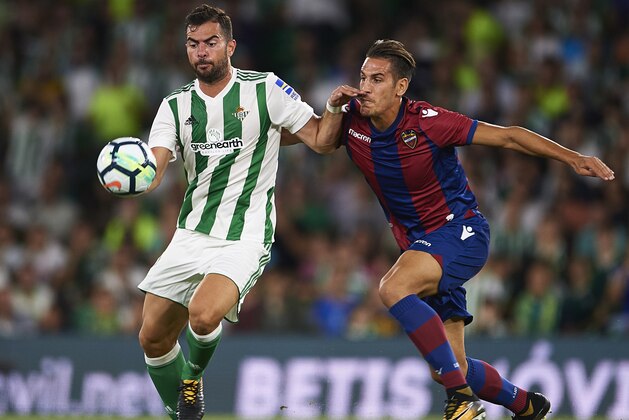 SEVILLE, SPAIN - SEPTEMBER 25:  Jordi Amat of Real Betis Balompie (L) competes for the ball with Alex Alegria of Levante UD (R) during the La Liga match between Real Betis and Levante at Estadio Benito Villamarin on September 25, 2017 in Seville, .  (Photo by Aitor Alcalde Colomer/Getty Images)