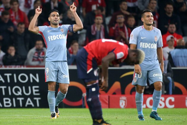 LILLE, FRANCE - SEPTEMBER 22: Radamel Falcao of Monaco celebrates his first goal with Rony Lopes during the French Ligue 1 match between Lille OSC (LOSC) and AS Monaco at Stade Pierre Mauroy on September 22, 2017 in Lille, France. (Photo by Jean Catuffe/Getty Images)