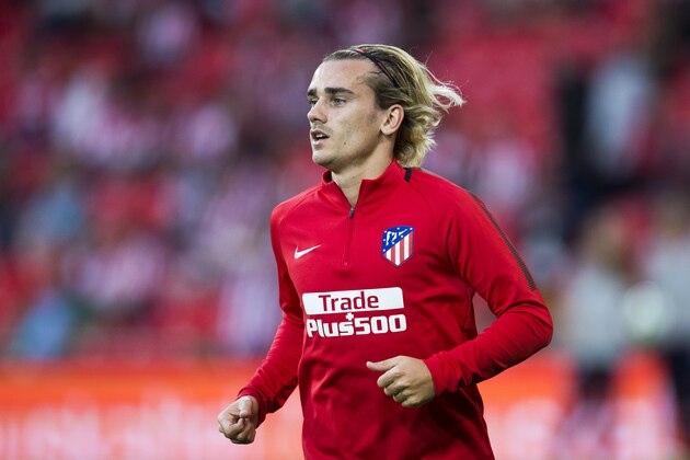 BILBAO, SPAIN - SEPTEMBER 20:  Antoine Griezmann of Atletico Madrid reacts on prior to the start the La Liga match between Athletic Club Bilbao and Atletico Madrid at San Mames Stadium on September 20, 2017 in Bilbao, Spain.  (Photo by Juan Manuel Serrano Arce/Getty Images)