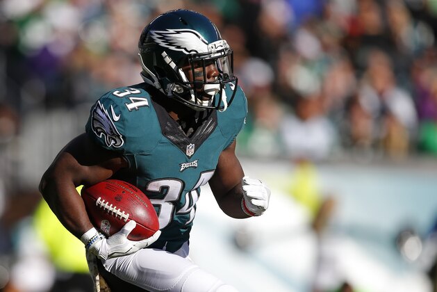 PHILADELPHIA, PA - NOVEMBER 13:  Kenjon Barner #34 of the Philadelphia Eagles returns a kick against the Atlanta Falcons in the second quarter during a game at Lincoln Financial Field on November 13, 2016 in Philadelphia, Pennsylvania. (Photo by Rich Schultz/Getty Images)