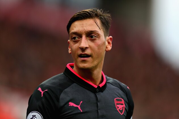 STOKE ON TRENT, ENGLAND - AUGUST 19:  Mesut Ozil of Arsenal looks on during the Premier League match between Stoke City and Arsenal at Bet365 Stadium on August 19, 2017 in Stoke on Trent, England.  (Photo by Chris Brunskill Ltd/Getty Images)