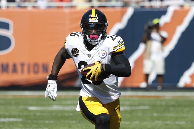 CHICAGO, IL - SEPTEMBER 24: Le'Veon Bell #26 of the Pittsburgh Steelers runs the ball during a game against the Chicago Bears at Soldier Field on September 24, 2017 in Chicago, Illinois. The Bears won 23-17 in overtime. (Photo by Joe Robbins/Getty Images)