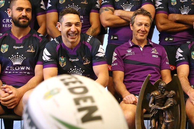 MELBOURNE, AUSTRALIA - SEPTEMBER 25:  Jesse Bromwich, Billy Slater and coach Craig Bellamy watch as a ball bounces as they pose for their team photo with the Provan-Summons trophy during a Melbourne Storm NRL training session at Gosch's Paddock on September 25, 2017 in Melbourne, Australia.  (Photo by Scott Barbour/Getty Images)