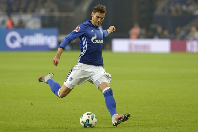 GELSENKIRCHEN, GERMANY - SEPTEMBER 19: Leon Goretzka of Schalke controls the ball controls the ball during the Bundesliga match between FC Schalke 04 and FC Bayern Muenchen at Veltins-Arena on September 19, 2017 in Gelsenkirchen, Germany. (Photo by TF-Images/TF-Images via Getty Images)