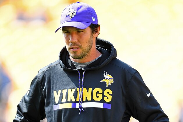 PITTSBURGH, PA - SEPTEMBER 17:  Sam Bradford #8 of the Minnesota Vikings looks on during the game against the Pittsburgh Steelers at Heinz Field on September 17, 2017 in Pittsburgh, Pennsylvania. (Photo by Joe Sargent/Getty Images)