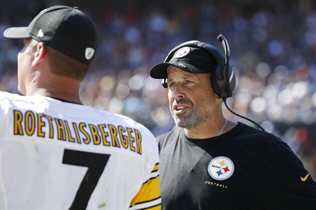CHICAGO, IL - SEPTEMBER 24: Pittsburgh Steelers offensive coordinator Todd Haley talks to quarterback Ben Roethlisberger #7 during a game against the Chicago Bears at Soldier Field on September 24, 2017 in Chicago, Illinois. The Bears won 23-17 in overtime. (Photo by Joe Robbins/Getty Images)