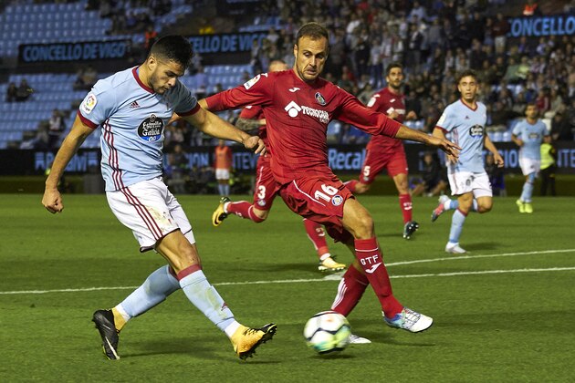 VIGO, SPAIN - SEPTEMBER 21:  Maximiliano Gomez of Celta de Vigo shoots on goal during the La Liga match between Celta de Vigo and Getafe CF at Balaidos Stadium on September 21, 2017 in Vigo, Spain.  (Photo by fotopress/Getty Images)