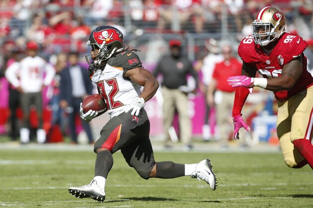 SANTA CLARA, CA - OCTOBER 23: Jacquizz Rodgers #32 of the Tampa Bay Buccaneers rushes during the game against the San Francisco 49ers at Levi Stadium on October 23, 2016 in Santa Clara, California. The Buccaneers defeated the 49ers 34-17. (Photo by Michael Zagaris/San Francisco 49ers/Getty Images)