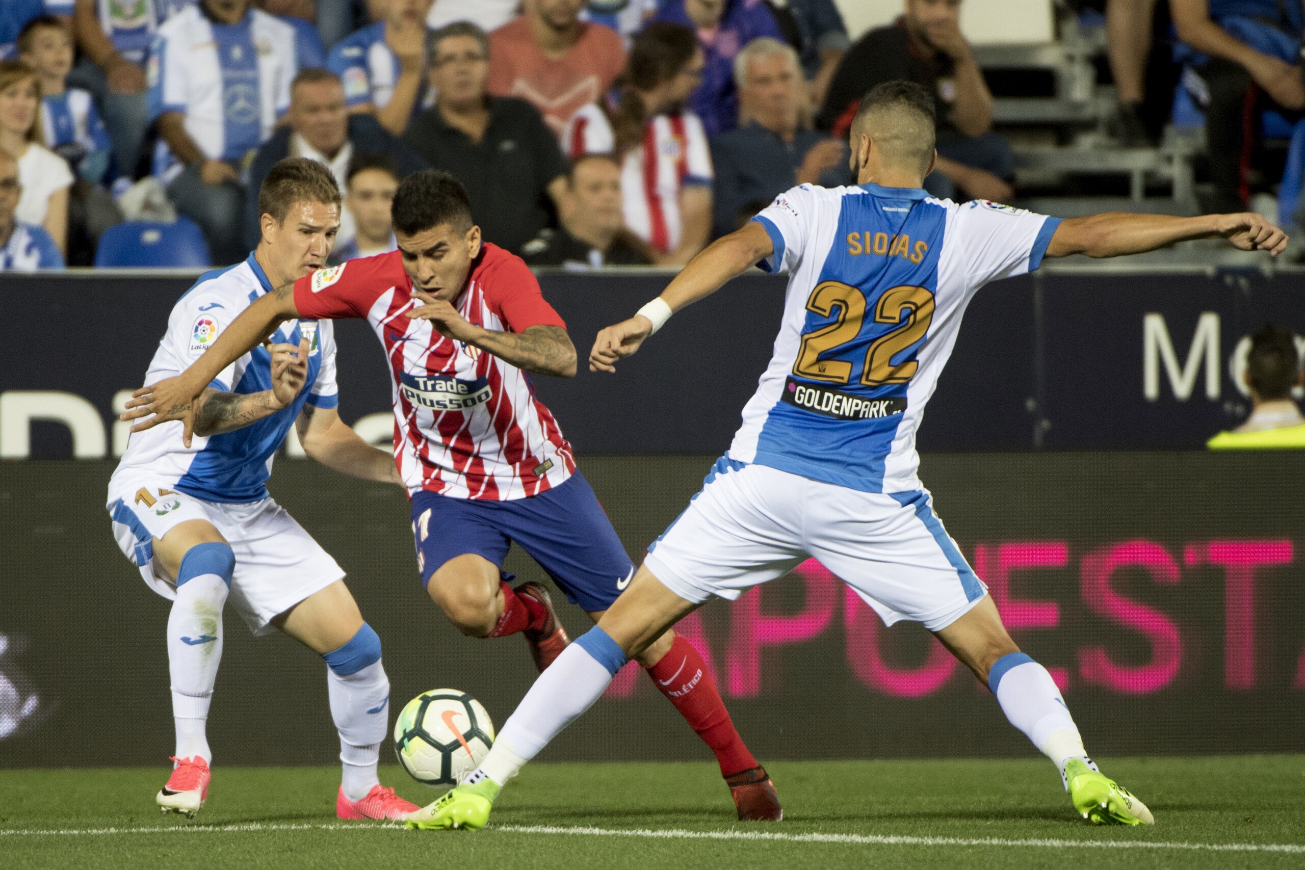 Leganes' defender from Spain Raul Garcia Carnero (L) and Leganes' defender from Greece Joseba Zaldua Bengoetxea (R) vie with Atletico Madrid's forward from Argentina Angel Correa during the Spanish league football match Club Deportivo Leganes SAD vs Club Atletico de Madrid at the Estadio Municipal Butarque in Madrid on September 30, 2017. / AFP PHOTO / CURTO DE LA TORRE        (Photo credit should read CURTO DE LA TORRE/AFP/Getty Images)