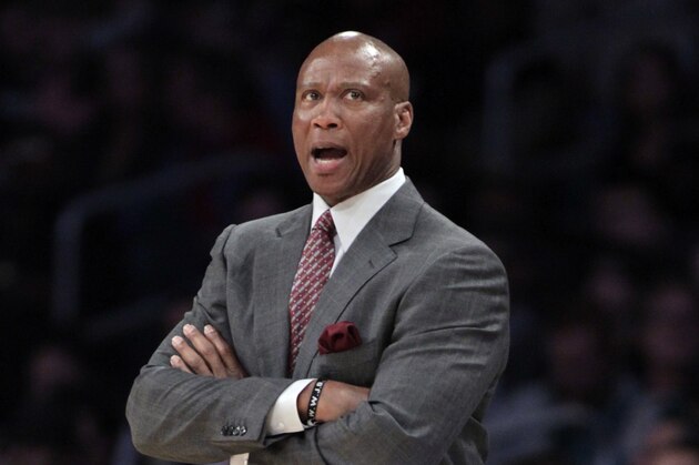 Los Angeles Lakers head coach Byron Scott yells out during the first half of an NBA basketball game against the New York Knicks in Los Angeles, Sunday, March 13, 2016. (AP Photo/Alex Gallardo)