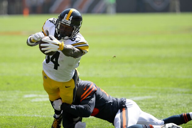 CHICAGO, IL - SEPTEMBER 24:    Antonio Brown #84 of the Pittsburgh Steelers lunges toward the endzone resulting in a touchdown against the Chicago Bears in the second quarter at Soldier Field on September 24, 2017 in Chicago, Illinois.  (Photo by Jonathan Daniel/Getty Images)