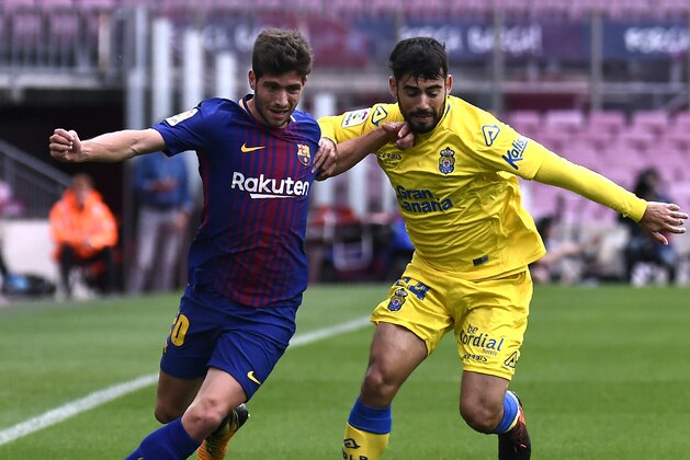 Barcelona's Spanish midfielder Sergi Roberto (L) challenges Las Palmas' forward Pedro 'Tana' Tanasu during the Spanish league football match FC Barcelona vs UD Las Palmas at the Camp Nou stadium in Barcelona on October 1, 2017. / AFP PHOTO / JOSE JORDAN        (Photo credit should read JOSE JORDAN/AFP/Getty Images)