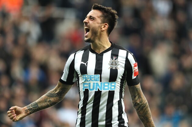 NEWCASTLE UPON TYNE, ENGLAND - OCTOBER 01:  Joselu of Newcastle United celebrates scoring a goal to make the score 1-1 during the Premier League match between Newcastle United and Liverpool at St. James' Park on October 1, 2017 in Newcastle upon Tyne, England.  (Photo by Matthew Ashton - AMA/Getty Images)